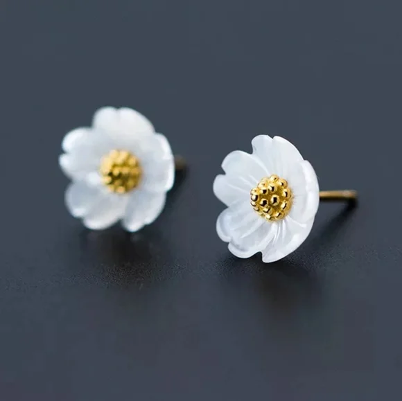 Gorgeous Ceramics Gold Color Flowers Stud Earrings - Picture 4 of 4